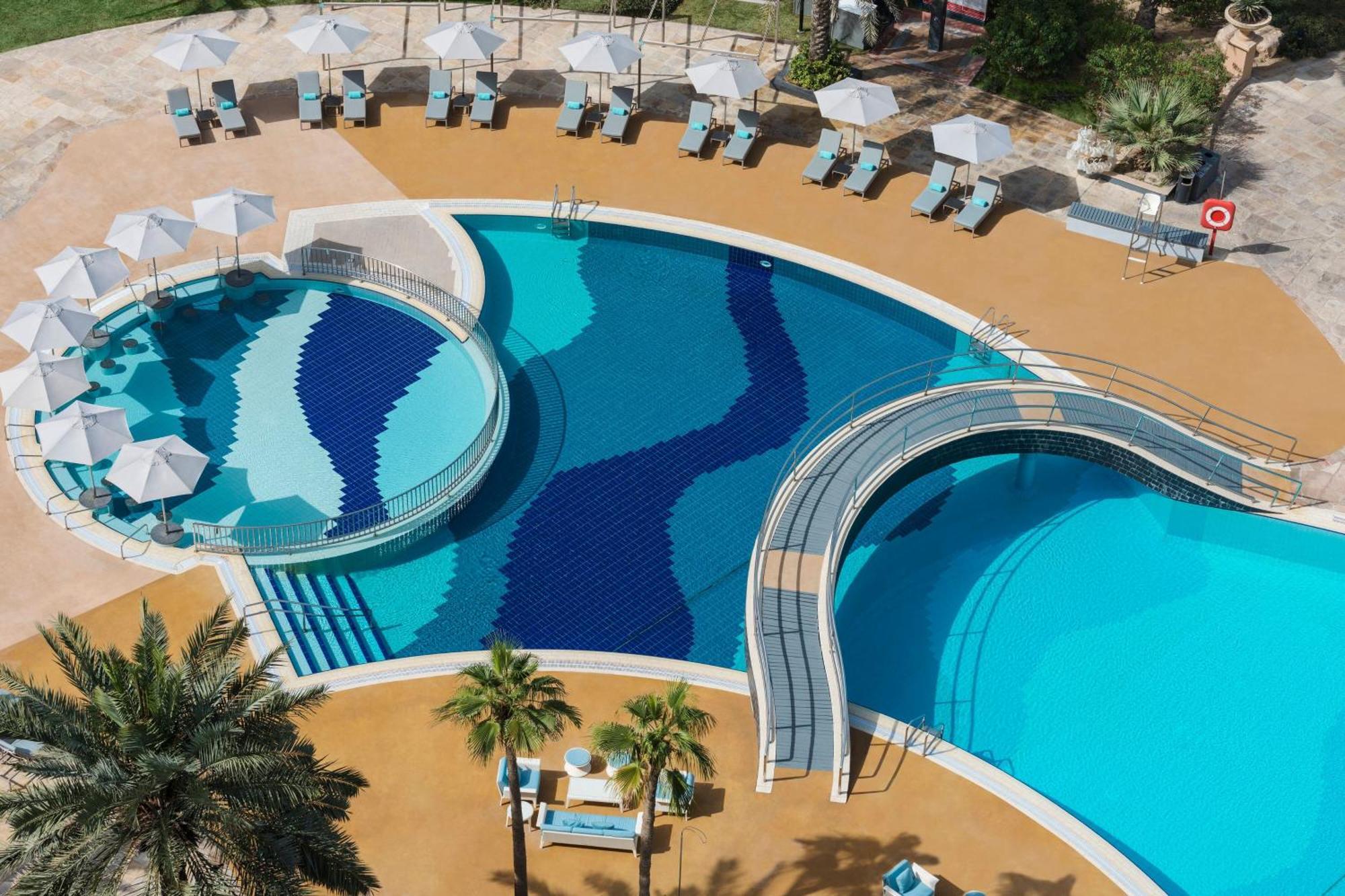 Le Royal Meridien Beach Resort & Spa Dubai Bagian luar foto The swimming pool at the hotel