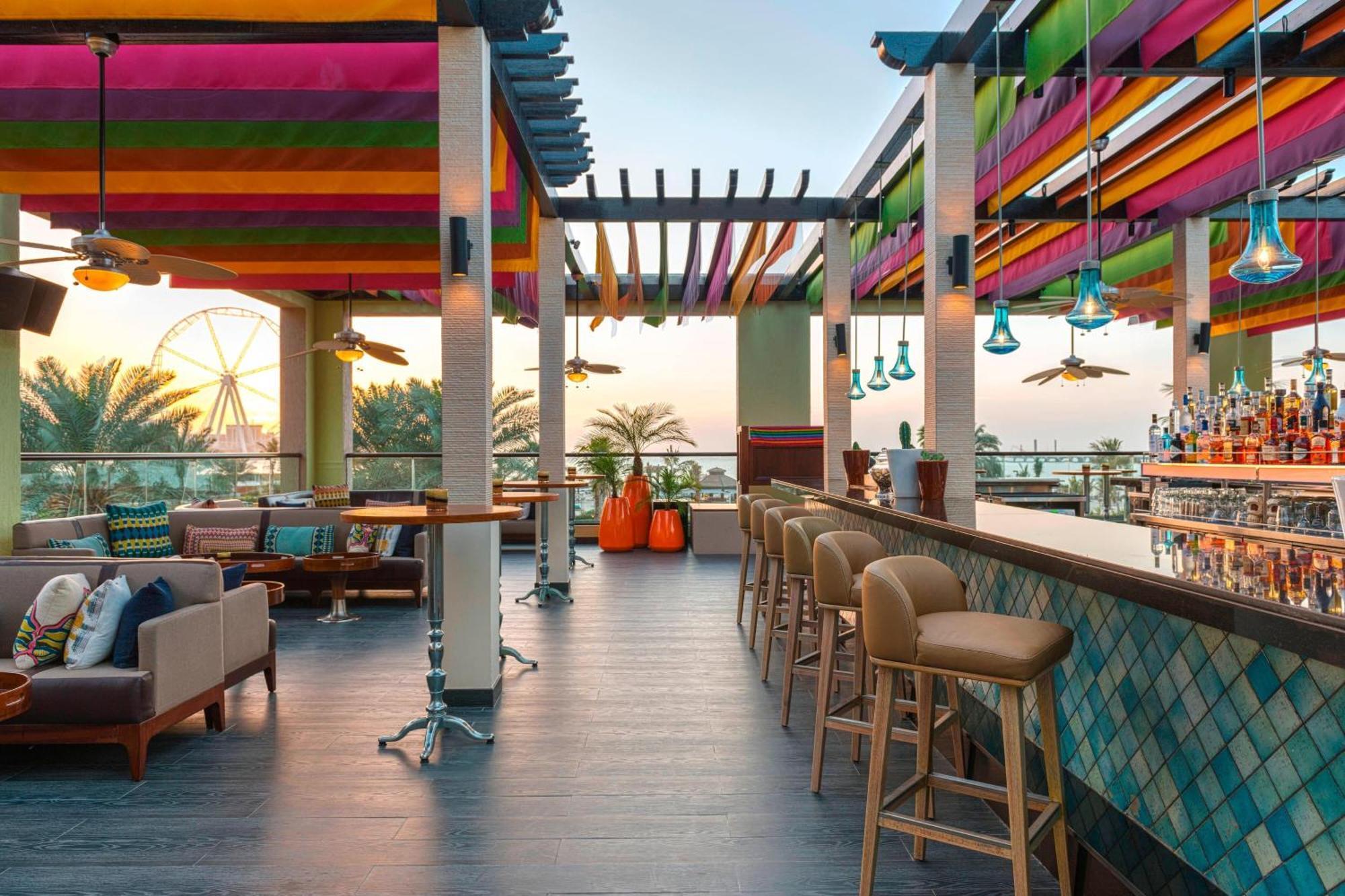 Le Royal Meridien Beach Resort & Spa Dubai Bagian luar foto The rooftop bar at the hotel